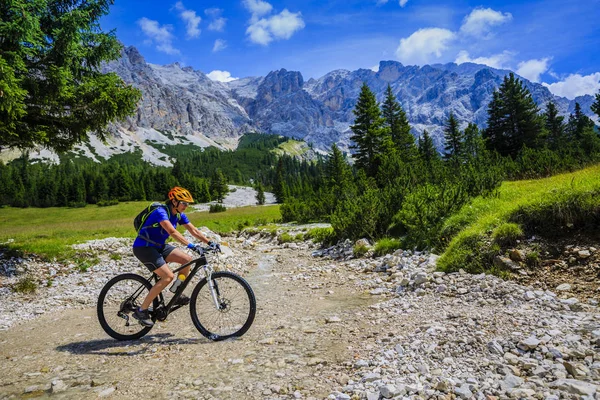 Turist cykling i Cortinad'Ampezzo, fantastisk klippiga bergen o — Stockfoto