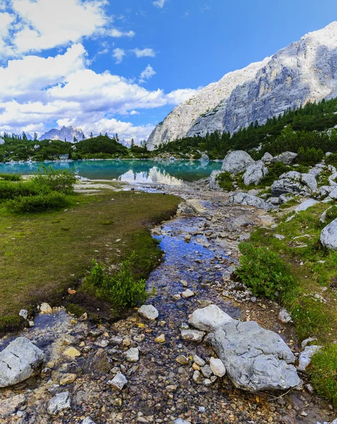 Lago di Sorapiss avec une incroyable couleur turquoise de l'eau. Le mou — Photo