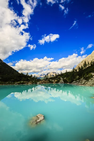Lago di Sorapiss 神奇绿松石色的水。谅解备忘录 》 — 图库照片