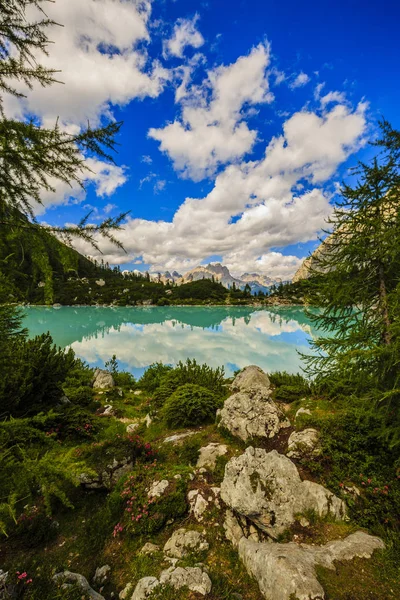Lago di Sorapiss с удивительным бирюзовым цветом воды. The mou — стоковое фото