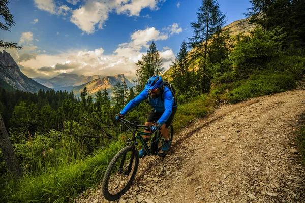 Tourist cycling in Cortina d'Ampezzo, stunning rocky mountains o — Stock Photo, Image