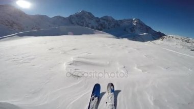 Dağcı backcountry karlı bir sırt Kayak. Arka plan mavi bulutlu gökyüzü ve parlak güneş ve Tre Cime, Drei Zinnen Güney Tirol, Dolomites, İtalya. Macera kış aşırı spor.