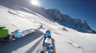 Dağcı backcountry karlı bir sırt Kayak. Arka plan mavi bulutlu gökyüzü ve parlak güneş ve Tre Cime, Drei Zinnen Güney Tirol, Dolomites, İtalya. Macera kış aşırı spor.