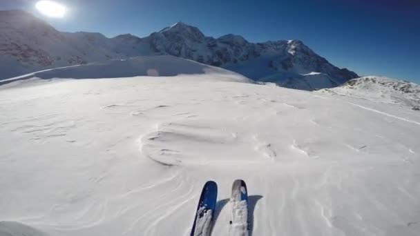 Pendaki gunung bermain ski di punggung bukit bersalju. Di latar belakang langit yang berawan biru dan matahari yang bersinar dan Tre Cime, Drei Zinnen di Tirol Selatan, Dolomites, Italia. Olahraga ekstrim musim dingin petualangan . — Stok Video