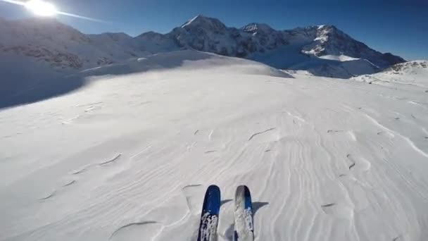 Dağcı backcountry karlı bir sırt Kayak. Arka plan mavi bulutlu gökyüzü ve parlak güneş ve Tre Cime, Drei Zinnen Güney Tirol, Dolomites, İtalya. Macera kış aşırı spor. — Stok video