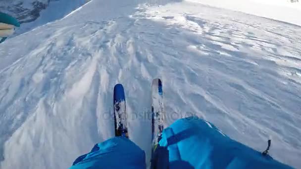 Bergbeklimmer Freeride langs een besneeuwde bergkam. In de achtergrond blauw bewolkte hemel en glanzende zon en Tre Cime, Drei Zinnen in Zuid-Tirol, Dolomieten, Italië. Extreme wintersport avontuur. — Stockvideo