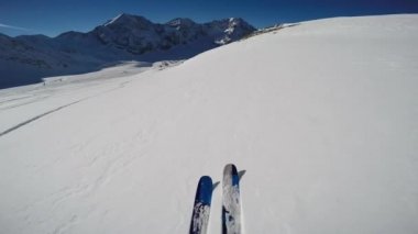 Dağcı backcountry karlı bir sırt Kayak. Arka plan mavi bulutlu gökyüzü ve parlak güneş ve Tre Cime, Drei Zinnen Güney Tirol, Dolomites, İtalya. Macera kış aşırı spor.