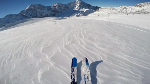 Mountaineer backcountry skiing along a snowy ridge. In background blue cloudy sky and shiny sun and Tre Cime, Drei Zinnen in South Tirol, Dolomites, Italy. Adventure winter extreme sport. — Stock Video