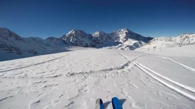 Dağcı backcountry karlı bir sırt Kayak. Arka plan mavi bulutlu gökyüzü ve parlak güneş ve Tre Cime, Drei Zinnen Güney Tirol, Dolomites, İtalya. Macera kış aşırı spor.