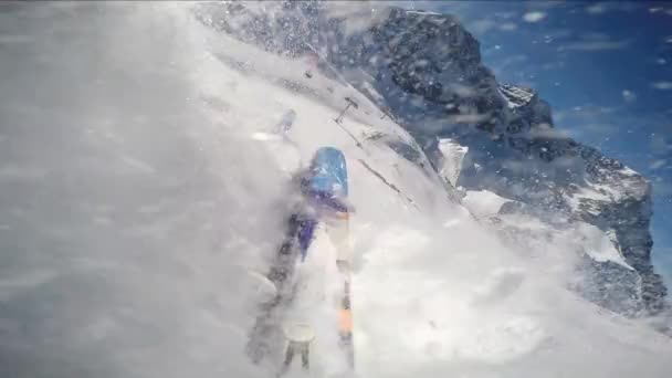 Góral backcountry nartach po zaśnieżonych grzbiecie. W niebieski zachmurzone niebo i lśniące słońce i Tre Cime, Drei Zinnen w południowym Tyrolu, Dolomity, Włochy. Przygoda zimowych sportów ekstremalnych. — Wideo stockowe