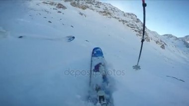 Dağcı backcountry karlı bir sırt Kayak. Arka plan mavi bulutlu gökyüzü ve parlak güneş ve Tre Cime, Drei Zinnen Güney Tirol, Dolomites, İtalya. Macera kış aşırı spor.