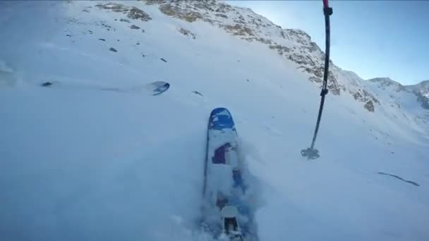 Bergbeklimmer Freeride langs een besneeuwde bergkam. In de achtergrond blauw bewolkte hemel en glanzende zon en Tre Cime, Drei Zinnen in Zuid-Tirol, Dolomieten, Italië. Extreme wintersport avontuur. — Stockvideo