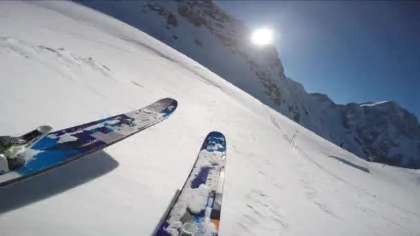 Horolezec backcountry lyžování zasněžené hřebeni. V pozadí modré zamračená obloha a lesklé slunce a Tre Cime, Drei Zinnen v Jižní Tyrolsko, Dolomity, Itálie. Extrémní sport zimní dobrodružství. — Stock video
