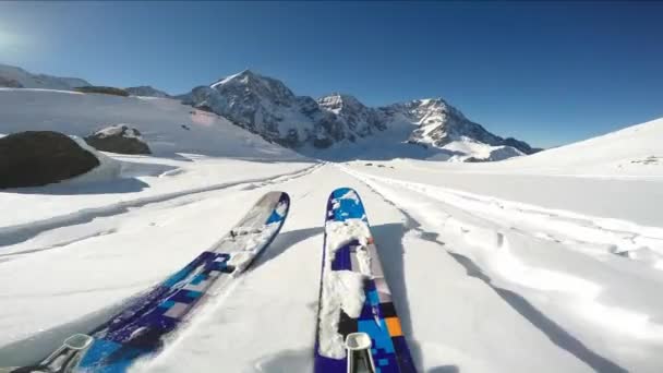 Альпініст беккантрі лижі вздовж snowy хребта. На тлі синього хмарного неба і блискучі сонця і Tre колишнього Drei Zinnen в Південний Тіроль, Доломітові Альпи, Італія. Екстремальний вид спорту взимку пригод. — стокове відео