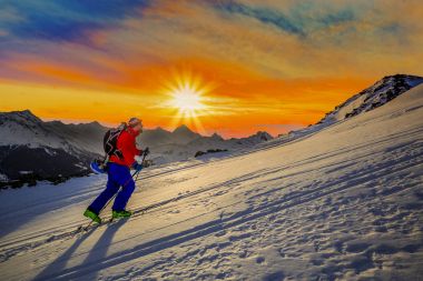 Dağcı backcountry Kayak gündoğumu kadar kurtulmak bir karlı yürüyüş