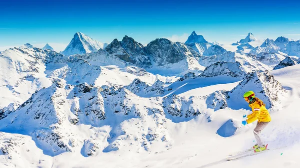 Teenager beim Skifahren in den Schweizer Alpen. im Hintergrund blauer Himmel und glänzend — Stockfoto