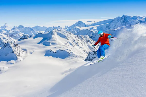 Güzel İsviçreli ünlü dağlarının muhteşem manzaralı Kayak 