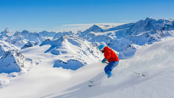 Güzel İsviçreli ünlü dağlarının muhteşem manzaralı Kayak 