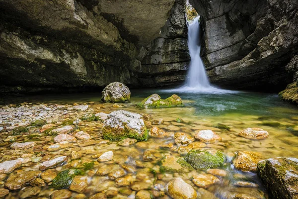 Krásný vodopád nedaleko Cortiny d'Ampezzo, Jižní Tyrolsko, Itálie — Stock fotografie