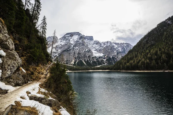 Jarní pohled na Lago Braies, Pragser viz Dolomity, horské jezero — Stock fotografie