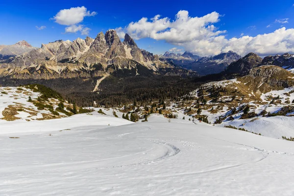 Vista de primavera no Monte Cristallo, Dolomitas, paisagem montanhosa — Fotografia de Stock
