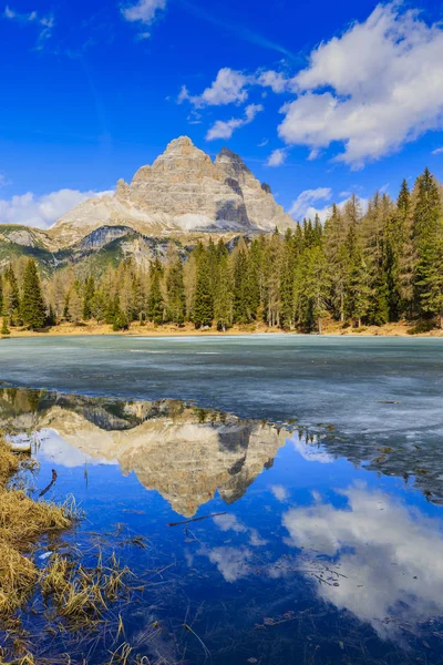 Δείτε την άνοιξη στο Lago Αντόρνο, Δολομίτες, λίμνη βουνό landcape w — Φωτογραφία Αρχείου