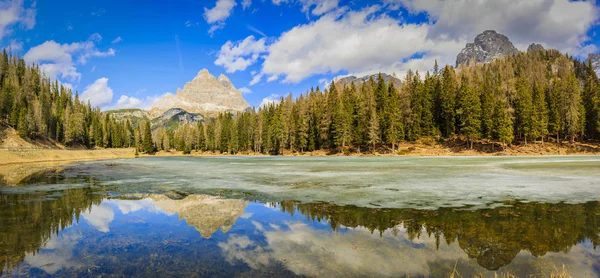 Vista de primavera no Lago Antorno, Dolomitas, Lake mountain landcape w — Fotografia de Stock