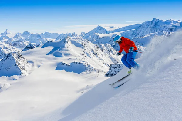 Güzel İsviçreli ünlü dağlarının muhteşem manzaralı Kayak 