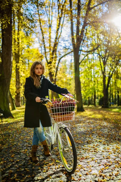 Щасливий активний підліток їде на велосипеді в осінньому парку. Молодий пояс — стокове фото
