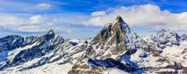 Panorama doğal görünümü karlı Matterhorn zirve mavi gökyüzü ile güneşli gün ve bulutlar içinde geçmiş, Zermatt, Wallis, İsviçre.