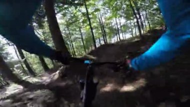 Dağ bisikleti bir off road POV Bisiklete binme akışı enduro iz. 