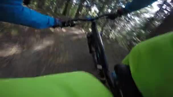 POV Bicicleta de montanha de ciclismo uma trilha de enduro de fluxo off road . — Vídeo de Stock