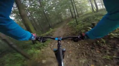 Dağ bisikleti bir off road POV Bisiklete binme akışı enduro iz. 