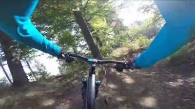 Dağ bisikleti bir off road POV Bisiklete binme akışı enduro iz. 