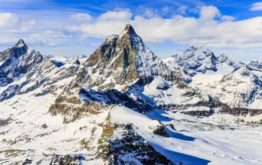 Panorama doğal görünümü ile güneşli günde karlı Matterhorn tepe üzerinde 
