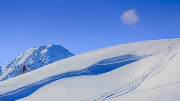 Ορειβάτης σκι backcountry περπατώντας μια χιονισμένη κορυφογραμμή με — Φωτογραφία Αρχείου