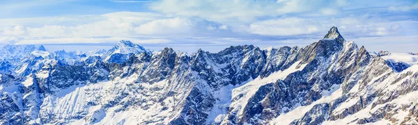 Panoramablick auf den verschneiten Matterhorngipfel bei sonnigem Wetter mit — Stockfoto