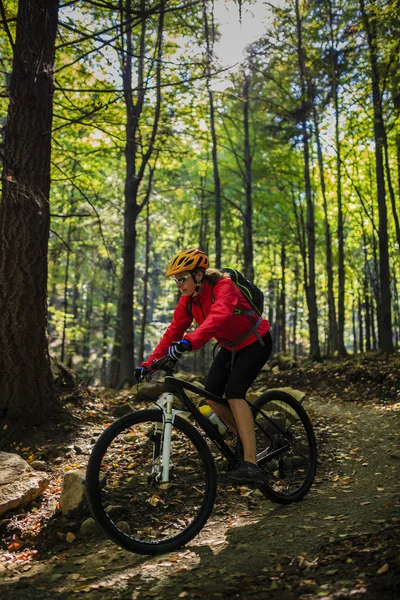 사이클링가 숲에 사이클 트레일에 산 bikeing 여자. — 스톡 사진