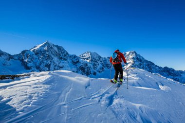 Dağ kayak Ski ile karlı bir sırt boyunca yürüyüş