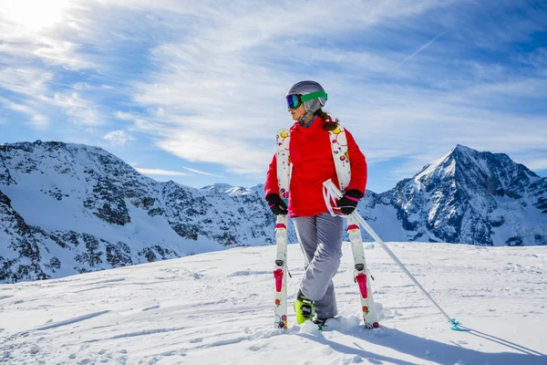 Chica en el esquí en la nieve en un día soleado en las montañas. Esquí en w — Foto de Stock