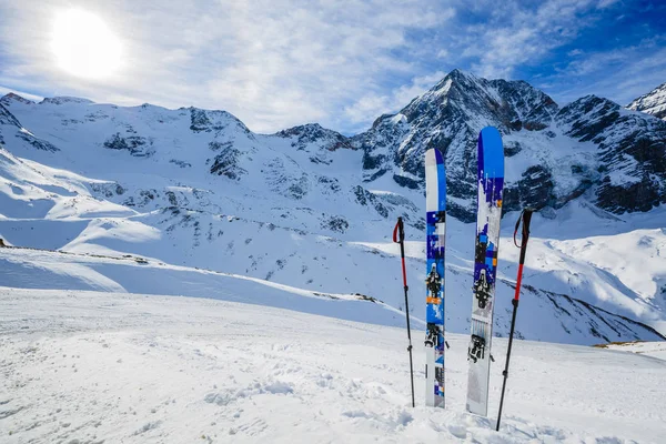 Esquí en temporada de invierno, montañas y esquí de travesía equi backcountry — Foto de Stock