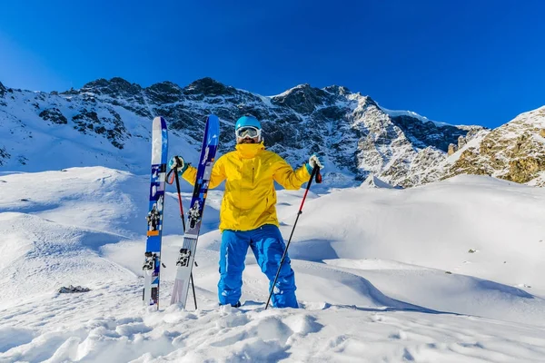 Esquí de montaña caminando por una cresta nevada con esquís — Foto de Stock