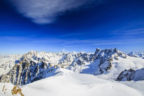 从钻头 du Midi 的勃朗峰和夏蒙尼 — 图库照片