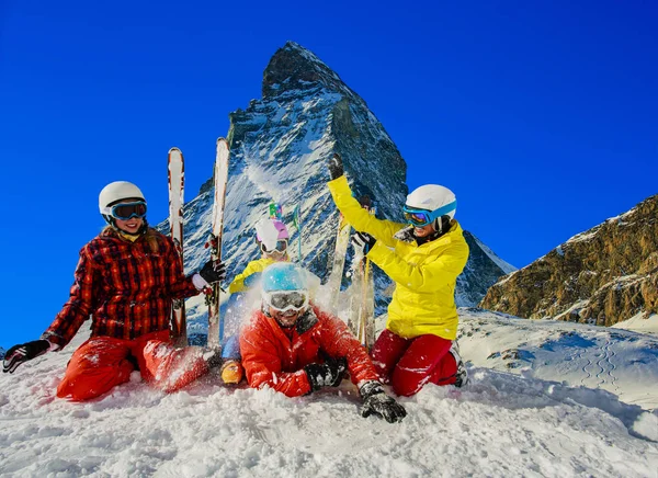 Bonne famille profitant de vacances d'hiver dans les montagnes. Ski, Soleil , — Photo