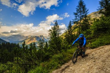 Rocky Dağları o çarpıcı Cortina d'Ampezzo Bisiklete binme turizm