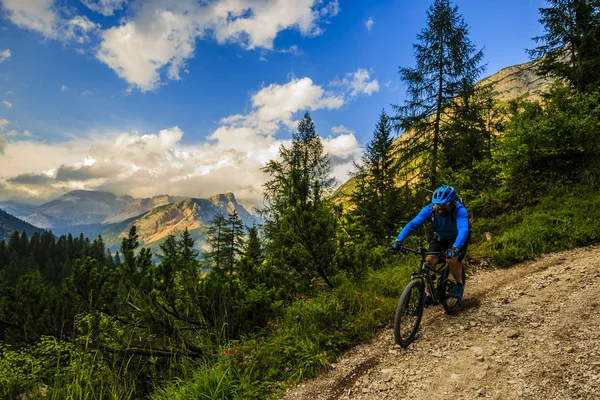 Turistická cyklistika v Cortina d'Ampezzo, ohromující skalnaté hory o — Stock fotografie