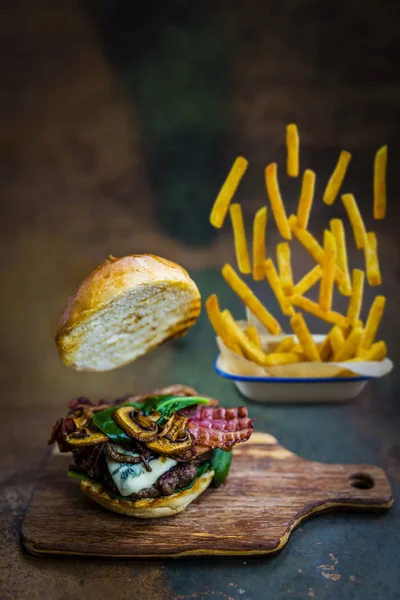 Leckere gegrillte Rindfleisch-Burger mit Spinatsalat und Blauschimmelkäse — Stockfoto