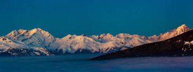 İsviçre Crans-Montana aralığının doğa manzaralı panorama günbatımı manzara