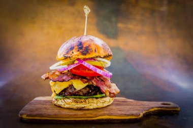 Lezzetli füme ızgara ve sırlı biftek burger marul ile peynir