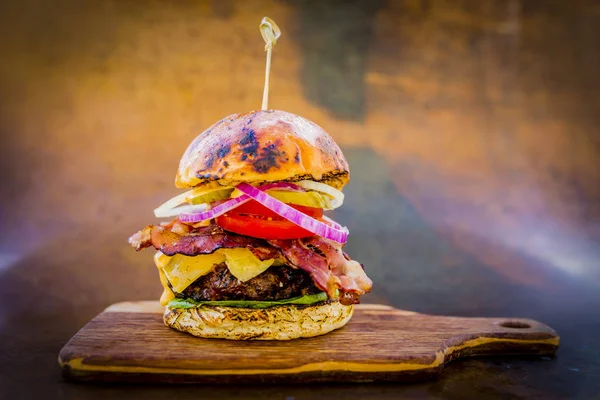 Смачний копчений смажений і глазурований яловичий бургер з салатом, сиром — стокове фото